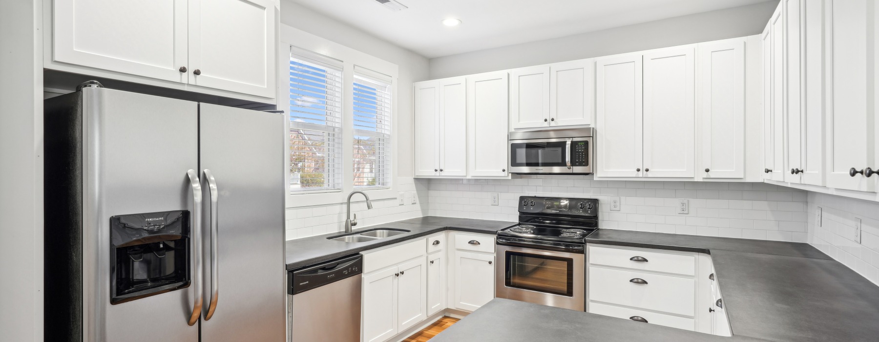 Modern Large Upscale Kitchen Wilmington Apartment